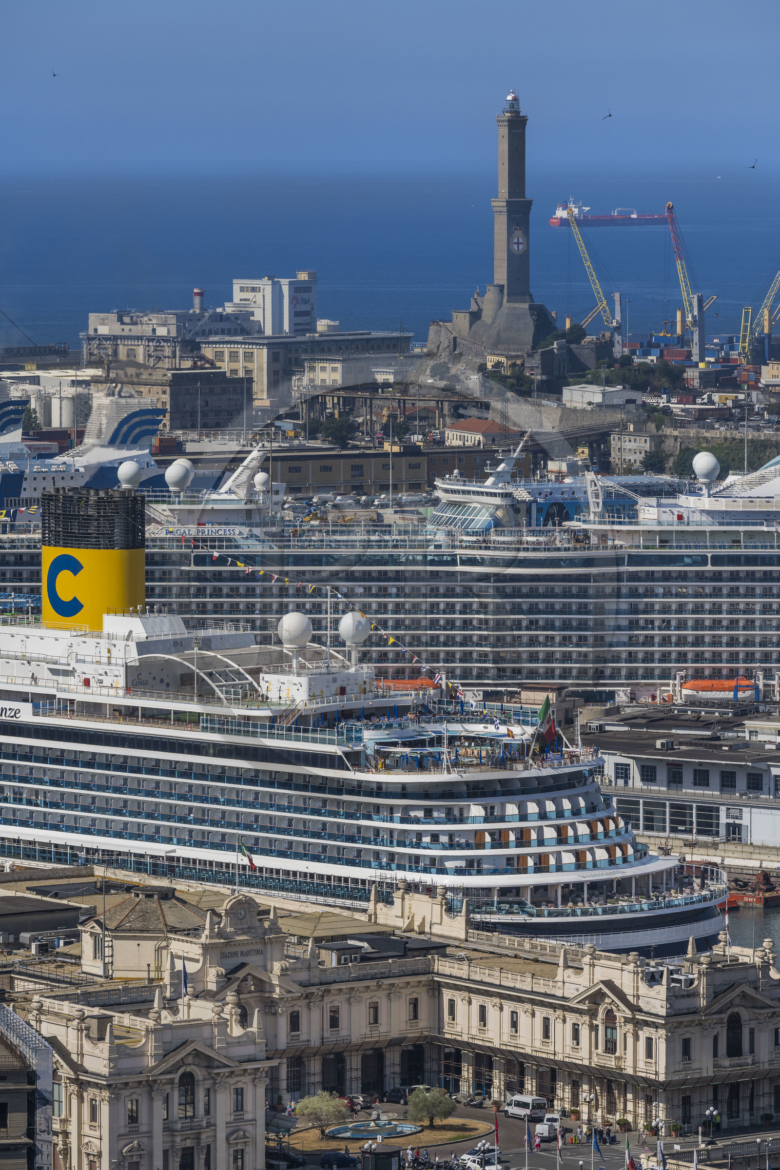 Italie, Ligurie, Gênes, le port de commerce et le terminal des passagers dominés par le phare de la Lanterna