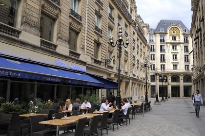 France, Paris (75), rue des Italiens, immeuble à l'immense cadran d'horloge ancien siege du journal Le Monde et avant lui Le Temps