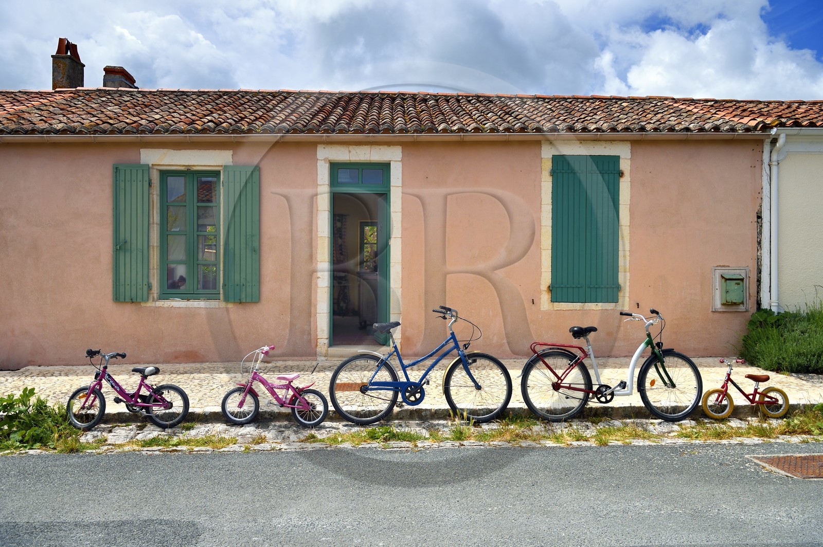 France, Charente-Maritime (17), Ile d'Aix, le bourg, maison d'une famille de cyclistes dans la rue Marengo