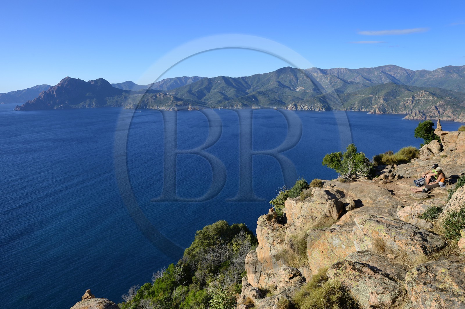 France, Corse-du-Sud (2A), Golfe de Porto, classé Patrimoine Mondial de l'UNESCO, calanches de Piana aux rochers de granit rose depuis le lieu dit du Chateau-Fort, le Capo Senino à gauche en arrière plan