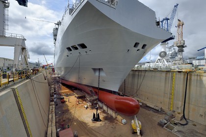 France, Var (83), Toulon, la base navale (Arsenal), le Mistral (L9013) en cale sèche, batiment de projection et de commandement de la Marine Nationale