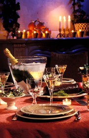 France, Noël, table de fête dressée avec un seau à champagne