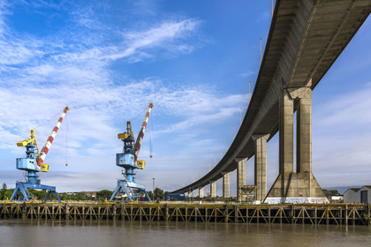 France, Loire-Atlantique (44), Nantes, le Pont de Cheviré franchissant la Loire et les quais du port de commerce de Nantes à Roche-Maurice