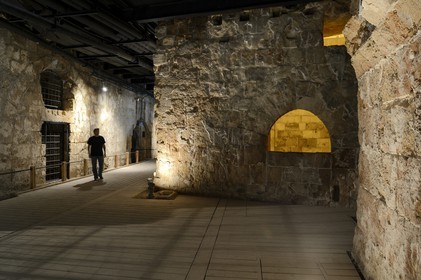 Israel, district Nord, Galilée, Acre (Akko), vieille ville, classée Patrimoine Mondial de l'UNESCO, la ville souterraine des croisés en bordure de la citadelle des Hospitaliers, la rue méridionale avec les entrées de magasins et de maisons