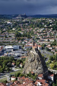 France, Haute-Loire (43), Aiguilhe, commune limitrophe du Puy-en-Velay, étape classée Patrimoine Mondial de l'UNESCO dans le cadre des chemins de Compostelle, la Chapelle Saint-Michel d'Aiguilhe sur un piton volcanique et le Chateau de Polignac du XIe siècle sur un plateau basaltique en arrière plan