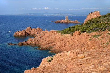 France, Var, Agay area next to Saint-Raphael, Massif de l'Esterel (Esterel Massif), the Corniche d'Or, the ile d'Or island tower next to the Dramont cape