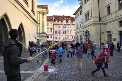 République Tchèque, Prague, centre historique classé Patrimoine Mondial de l' UNESCO, quartier de Stare Mesto, spectacle de rue avec des bulles de savon