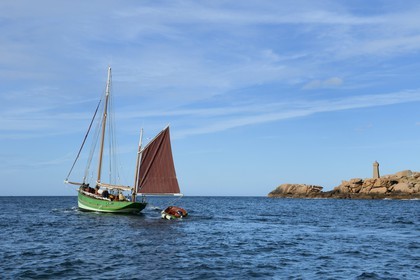 France, Côtes-d'Armor (22), Côte de Granit Rose, Perros-Guirec, Ploumanac'h, la pointe de Squewel et le phare de Mean Ruz, le voilier traditionnel Sant C'hireg (Saint Guirec)