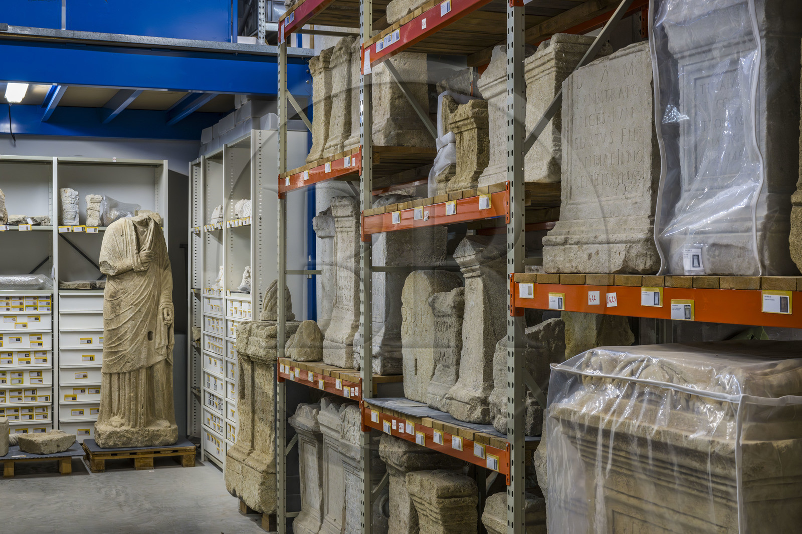 France, Bouches-du-Rhône (13), Arles, musée départemental Arles antique, dans les réserves du musée