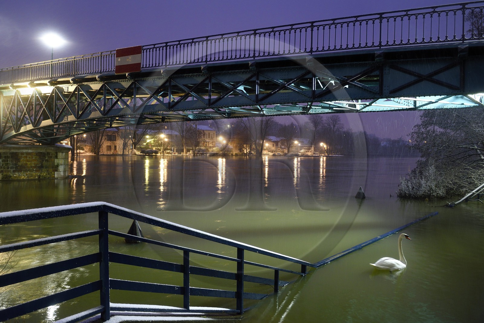 France, Val-de-Marne (94), Bry-sur-Marne, la passerelle réalisée par Gustave Eiffel entre Bry-sur-Marne et Le Perreux-sur-Marne en arrière plan, les bords de Marne inondés