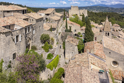 France, Vaucluse (84), Dentelles de Montmirail, le village perché de Crestet et son chateau du IXe siècle (vue aérienne)