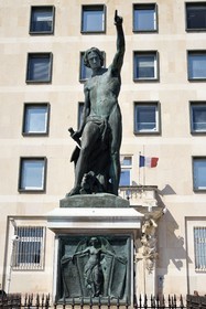France, Var (83), Toulon, quai Cronstadt, statue du Génie de la Navigation de 1847 appelée Cuverville par les toulonnais devant les barres d'immeubles conçues par De Mailly suite aux bombardements de 1944