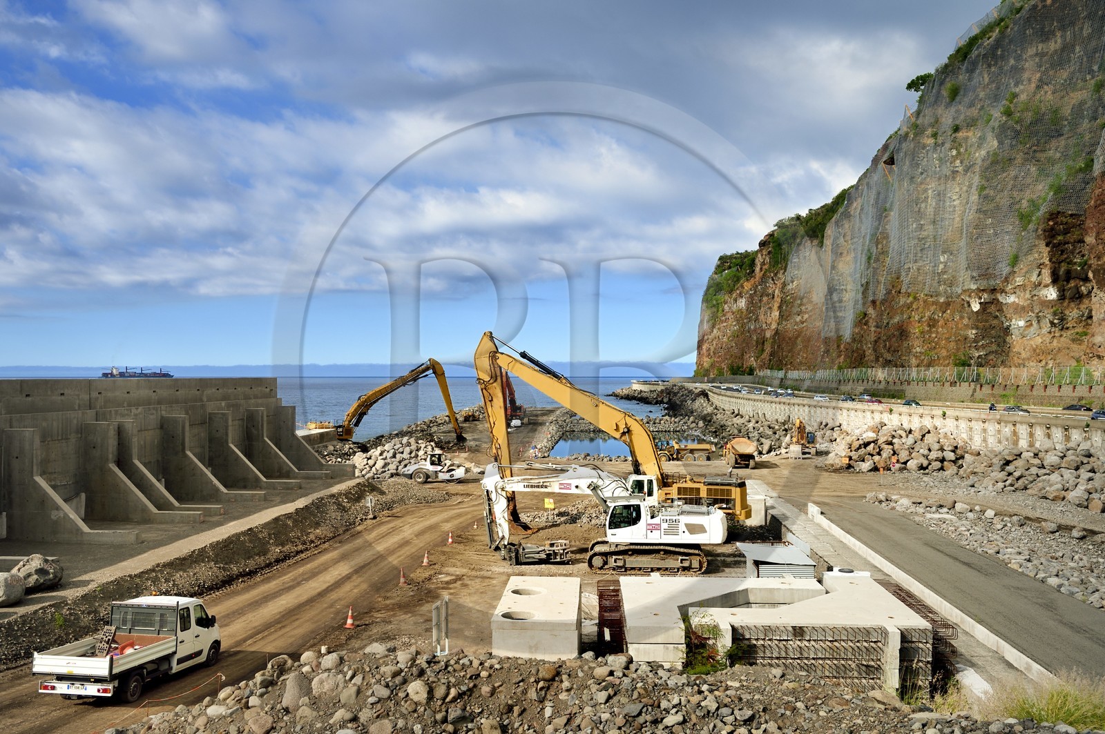 France, Ile de la Reunion, La Possession, construction de la digue de la Nouvelle Route du Littoral (NRL), viaduc maritime long de 5,4 km entre la capitale Saint-Denis et le principal port de commerce à l’Ouest