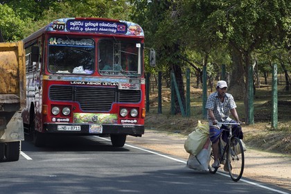 Sri Lanka, province du Centre-Nord, Polonnaruwa, bus intercités d'état (couleur rouge)