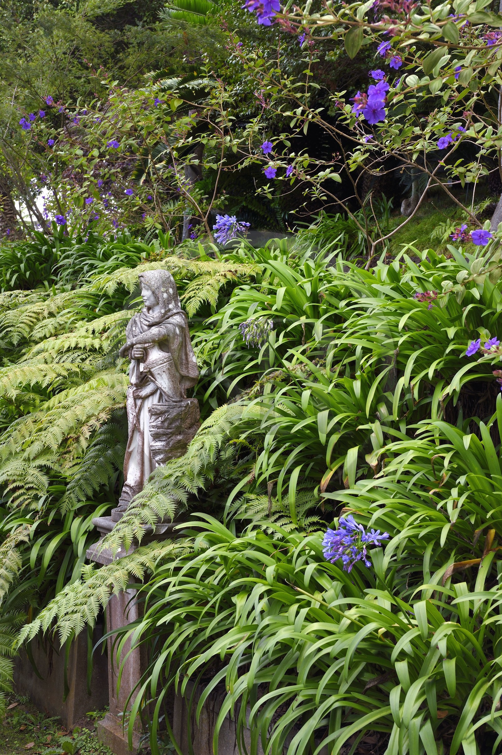 Portugal, Ile de Madère, Funchal, le jardin tropical Monte Palace, des sculptures ornent le jardin