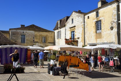 France, Dordogne (24), Périgord Pourpre, Monpazier, labellisé Les Plus Beaux Villages de France, jour de marché sur la place des Cornières au coeur du village