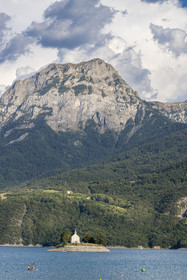 France, Hautes Alpes (05), Chorges, lac de Serre-Ponçon, la baie et la chapelle Saint-Michel, le sommet du Pic de Morgon (2324 m) en arrière-plan
