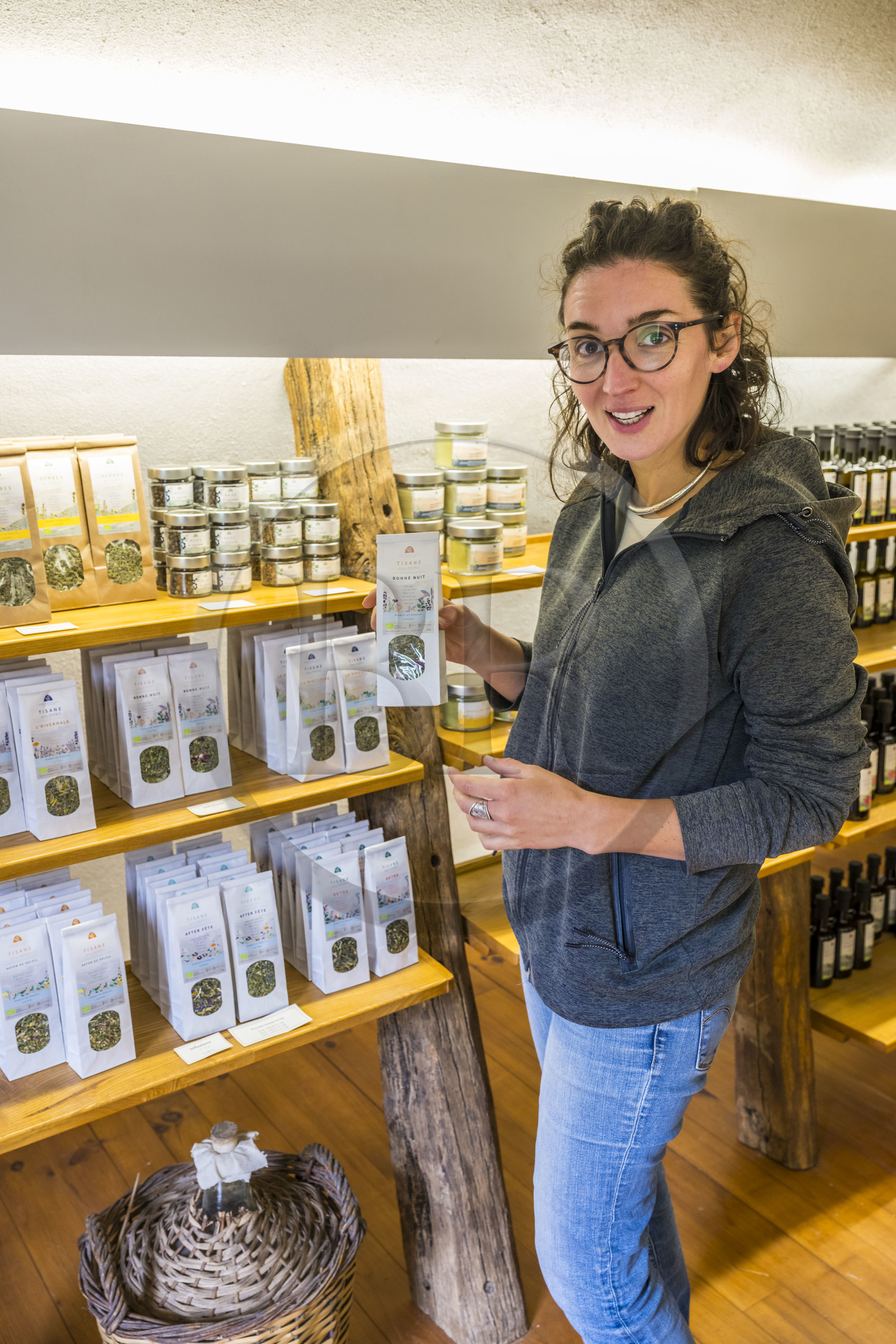 France, Aveyron (12), Nant, Marion Renoud-Lias, agricultrice nouvelle génération du Larzac, à la Ferme aromatique des Homs, la tisane est un des produits de la ferme