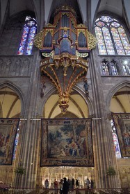 France, Bas-Rhin (67), Strasbourg, vieille ville classée au Patrimoine Mondial de l'UNESCO, la cathédrale Notre-Dame, le grand orgue et les Scènes de la vie de la Vierge réalisées à la demande de Richelieu sont une série de quatorze tapisseries suspendues dans la nef durant la période de l'Avent