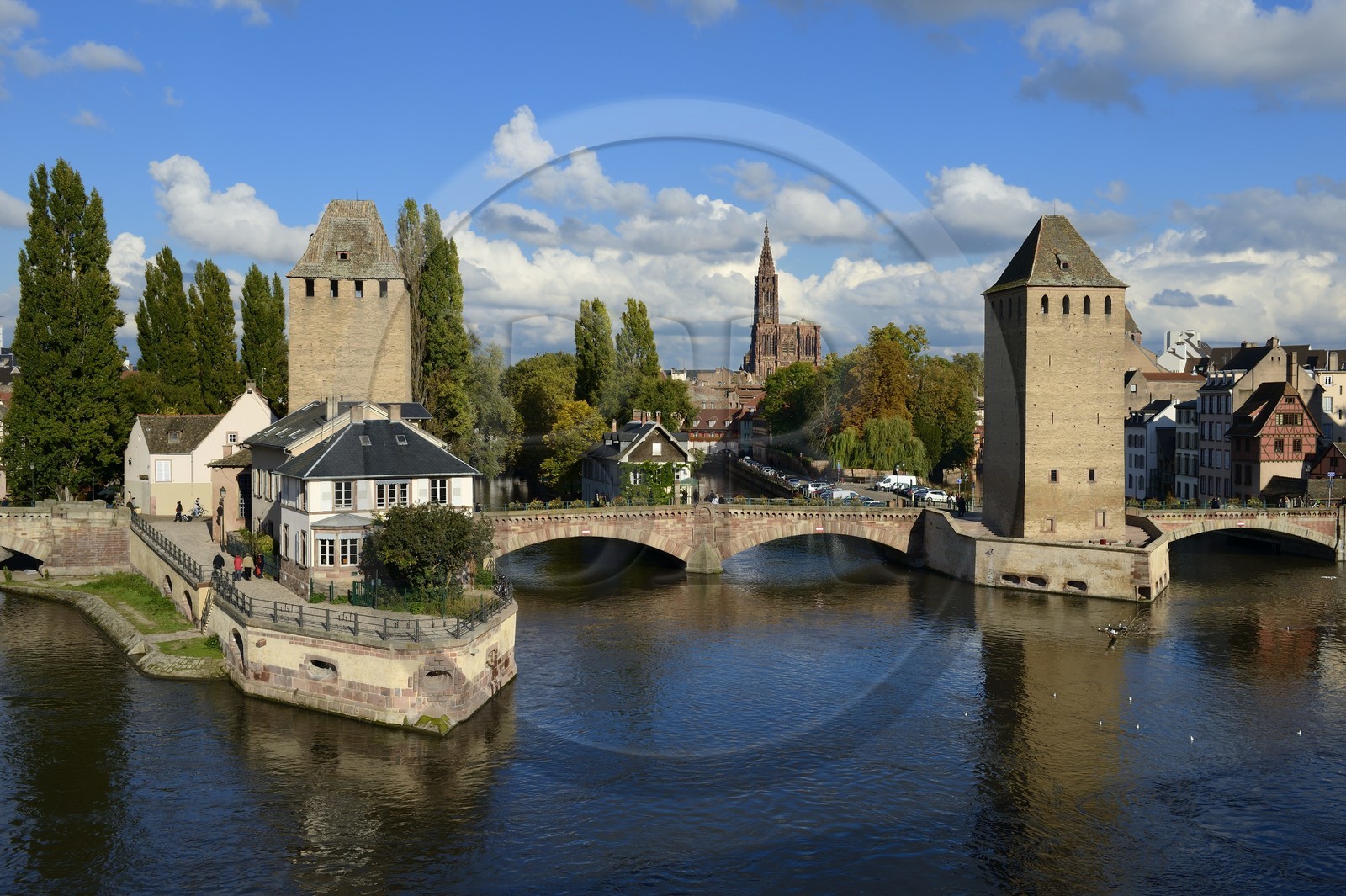 France, Bas Rhin (67), Strasbourg, vieille ville classée au Patrimoine Mondial de l'UNESCO, quartier de la Petite France, les Ponts Couverts et la cathédrale Notre Dame en arrière plan