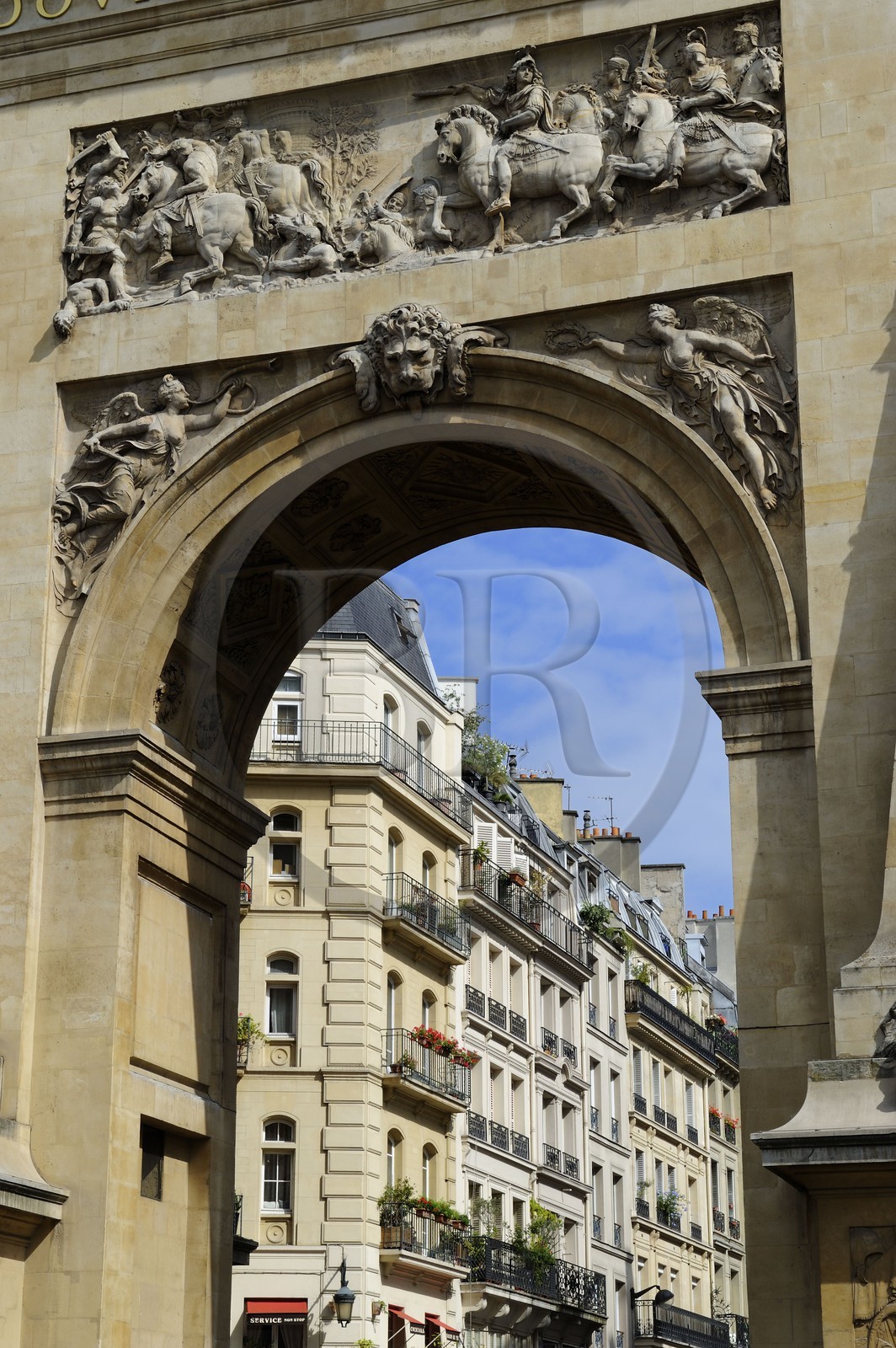 France, Paris (75), la porte Saint-Denis commanditée par Louis XIV et immeubles de la rue du faubourg Saint-Denis boulevard Bonne nouvelle