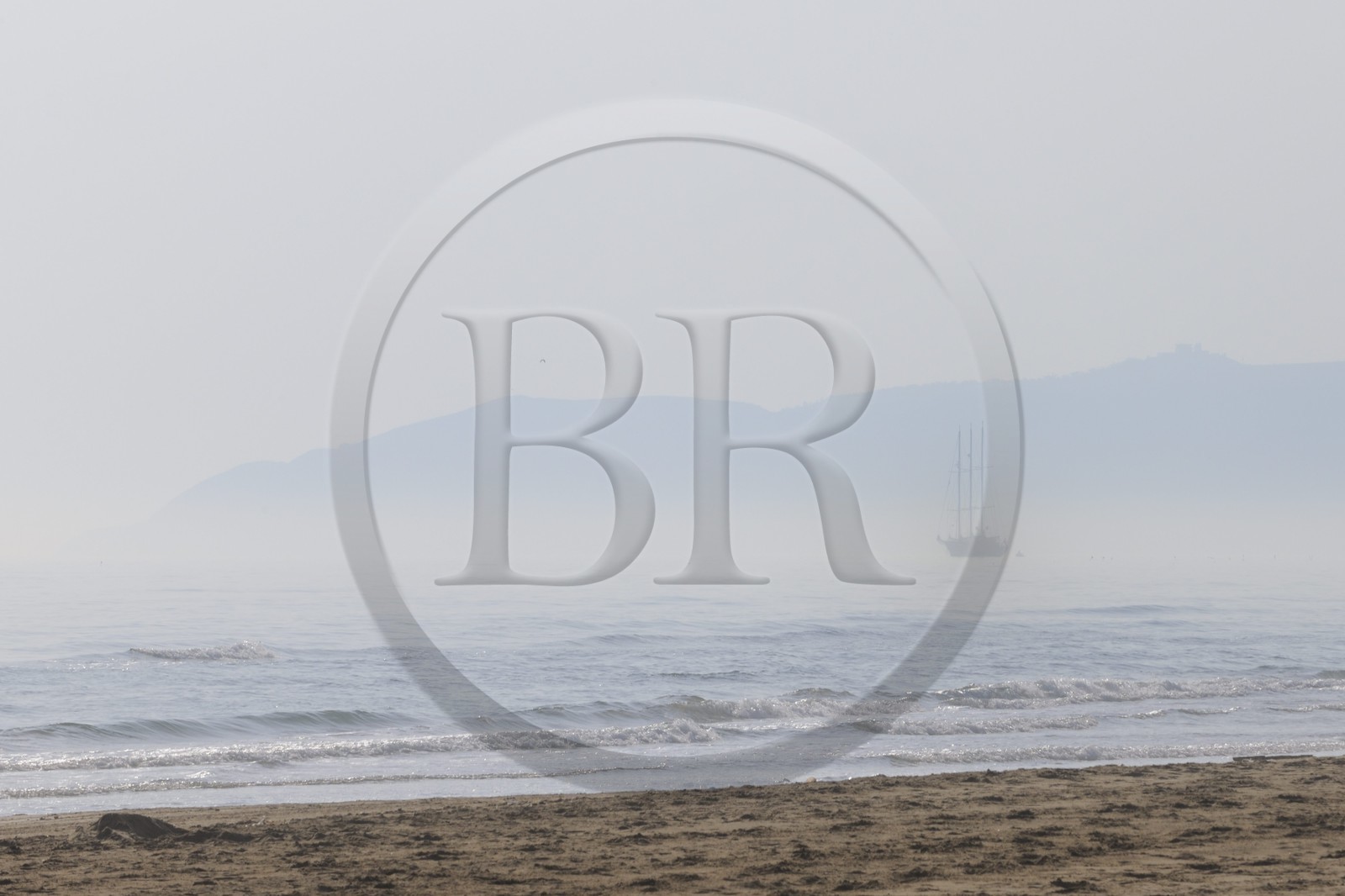 Maroc, région de l'Oriental, station balnéaire de Mediterrania Saïdia, bateau mouillant au large de la plage