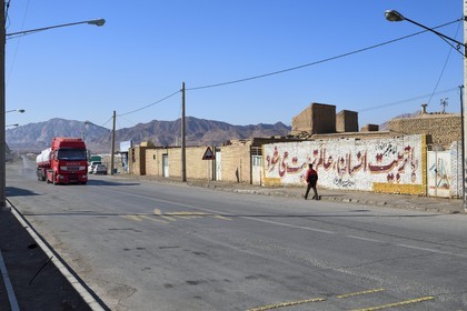 Iran, Province de Yazd, désert du Dasht-e Kavir, Rabat-e-posht-e-Badam, la rue principale, camion Renault