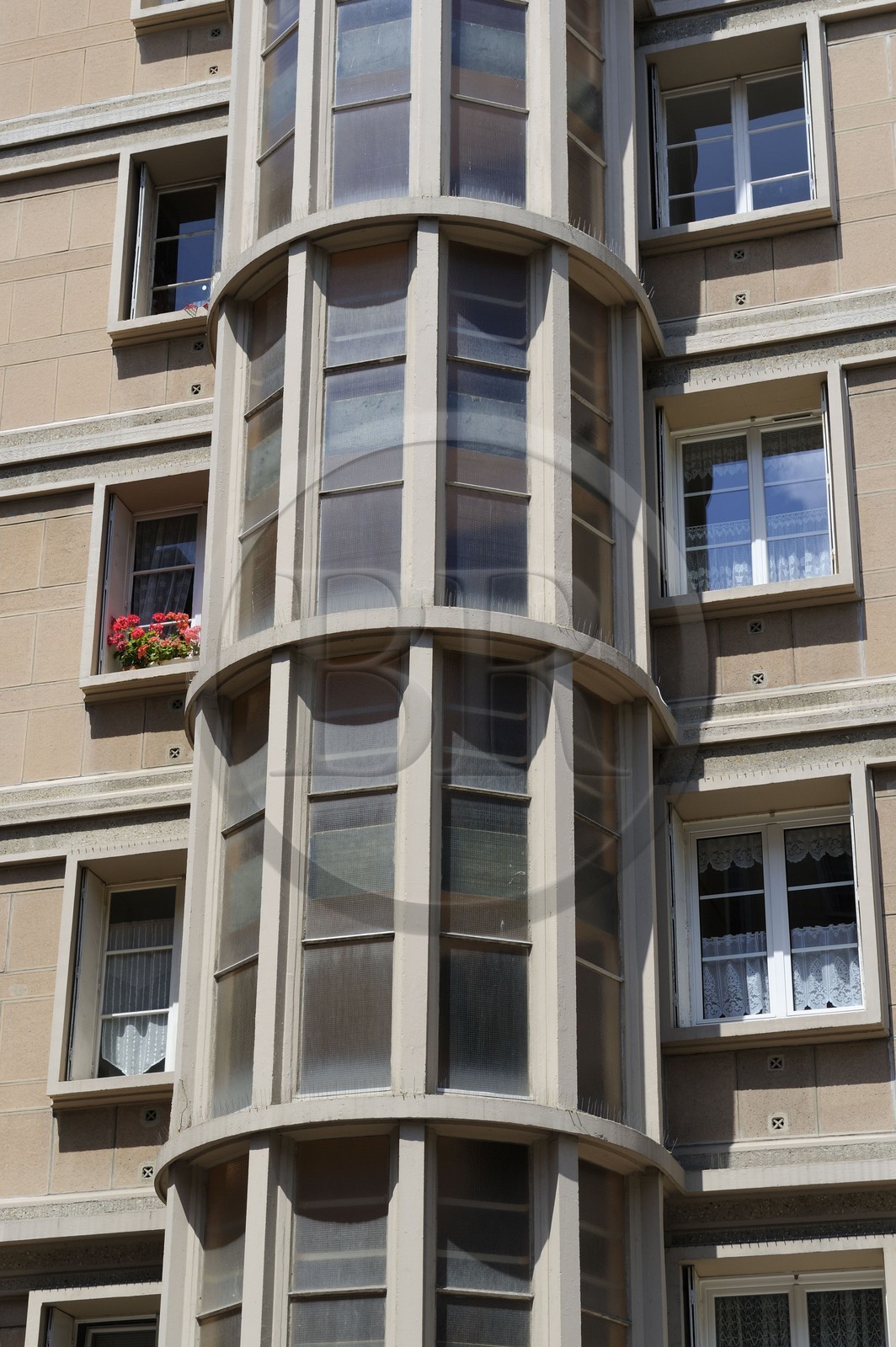 France, Seine-Maritime (76), Le Havre, Centre-ville reconstruit du Havre par Auguste Perret classé Patrimoine Mondial de l'UNESCO, escalier extérieur d'un immeuble Perret au 3 rue Friesz