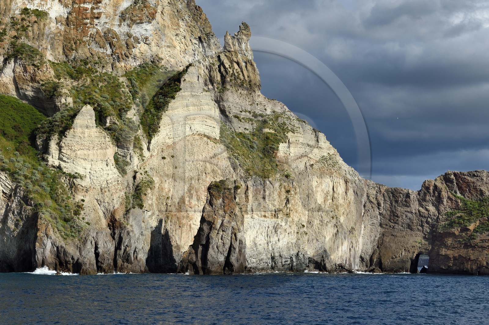 Italie, Sicile, iles Eoliennes, classées Patrimoine Mondial de l'UNESCO, Ile de Lipari, les falaises de la côte Sud-Ouest de l'île à Quattrocchi