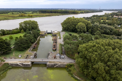 France, Loire-Atlantique (44), écluse du canal de la Martinière donnant sur la Loire (vue aérienne)