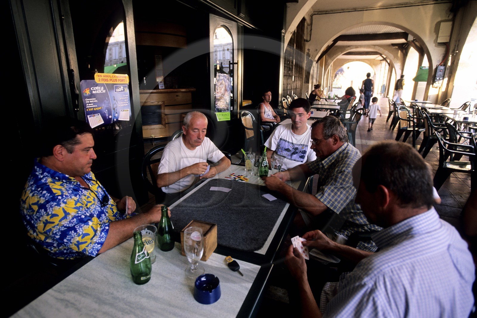 France, Gers (32), jeu de cartes sous la halle voutée de la place centrale de la bastide de Fleurance