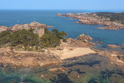 France, Côtes-d'Armor (22), Côte de Granit Rose, Trégastel, le chateau de Costaérès sur son ile et la Pointe de Squéouel avec le phare de Men-Ruz en arrière plan (vue aérienne)