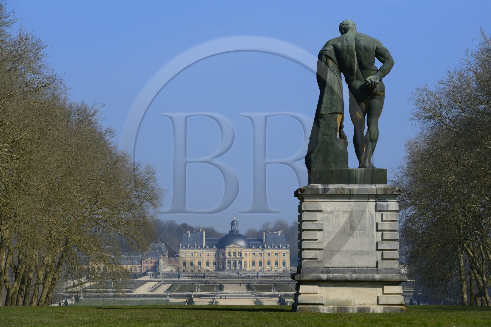 France, Seine et Marne, Maincy, Chateau de Vaux le Vicomte, southern facade of the castle and Ulysses statue in the foreground
