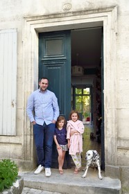 France, Charente (16), Cognac, rue Grande dans le quartier médiéval du vieux Cognac, maison traditionnelle traversante avec le jardin en arrière plan
