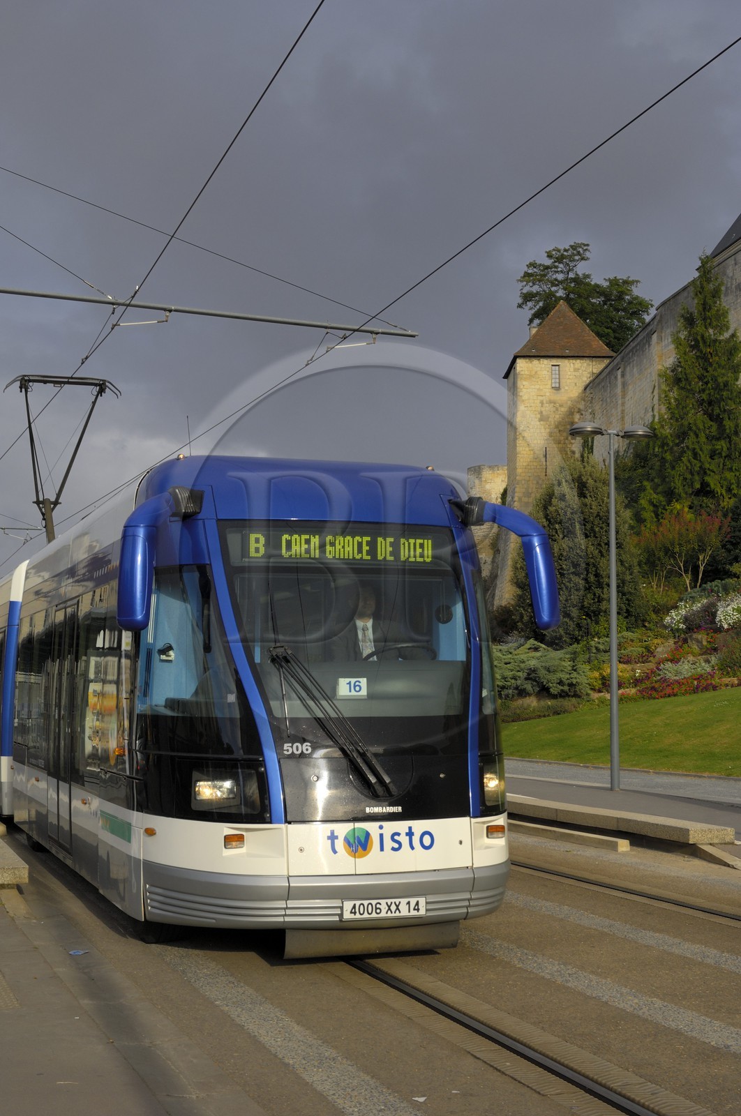 France, Calvados (14), Caen, le tram au pied du château ducal