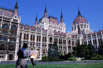 Hongrie, Budapest, un peintre devant le parlement à Pest