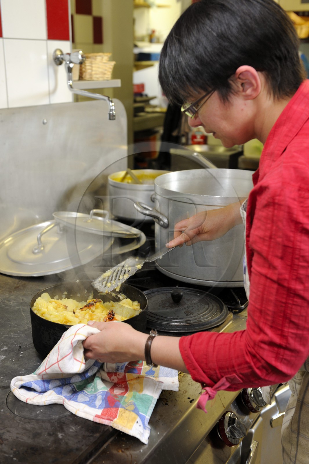 France, Haut-Rhin (68), la route des Crêtes, ferme auberge marcaire du Grand Hêtre, Nathalie Spenlé préparant les Roïgabragaldi plat à base de pommes de terre