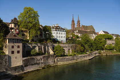 Suisse, Bâle, la rive gauche du Rhin, la cathédrale protestante Notre-Dame de Bâle (Munster) domine le Rhin