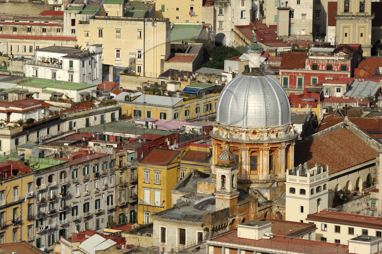 Italie, Campanie, Naples, centre historique classé Patrimoine Mondial de l'UNESCO, dôme d'une église enclavée