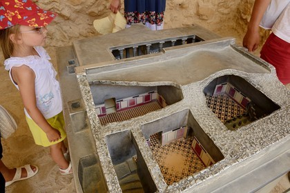 Israel, désert du Neguev, forteresse de Massada, classée Patrimoine Mondial de l'UNESCO, maquette des thermes