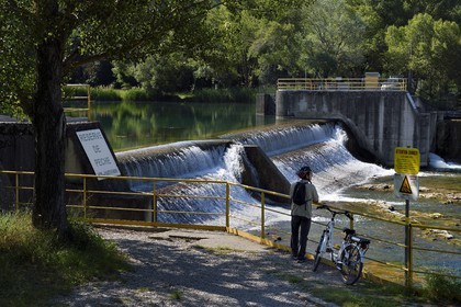 France, Alpes-de-Haute-Provence (04), parc naturel régional du Verdon, Gréoux-les-Bains, le Petit Barrage de Gréoux-les-Bains qui relie les rives du Verdon