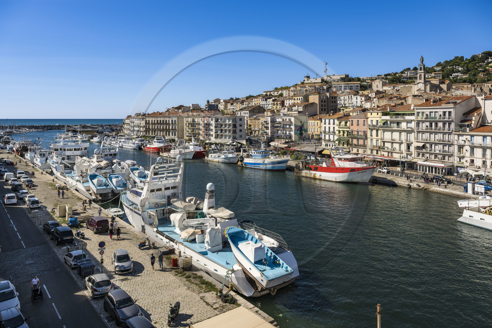 France, Hérault (34), Sète, canal Royal, thoniers senneurs à quai au pied du Mont Saint-Clair et de l'église décanale saint Louis surmontée par une statue de la Vierge Marie