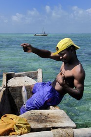 Tanzanie, archipel de Zanzibar, île de Unguja (Zanzibar), côte est, baie de Chwaka vers Michamvi, pêche à la ligne sur un dhow (boutre traditionnel)