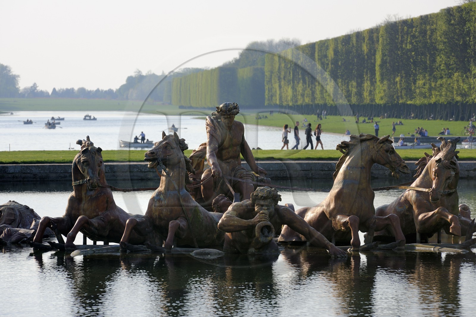 France, Yvelines (78), parc du château de Versailles, classé Patrimoine Mondial de l'UNESCO, le bassin d' Apollon et le Grand Canal