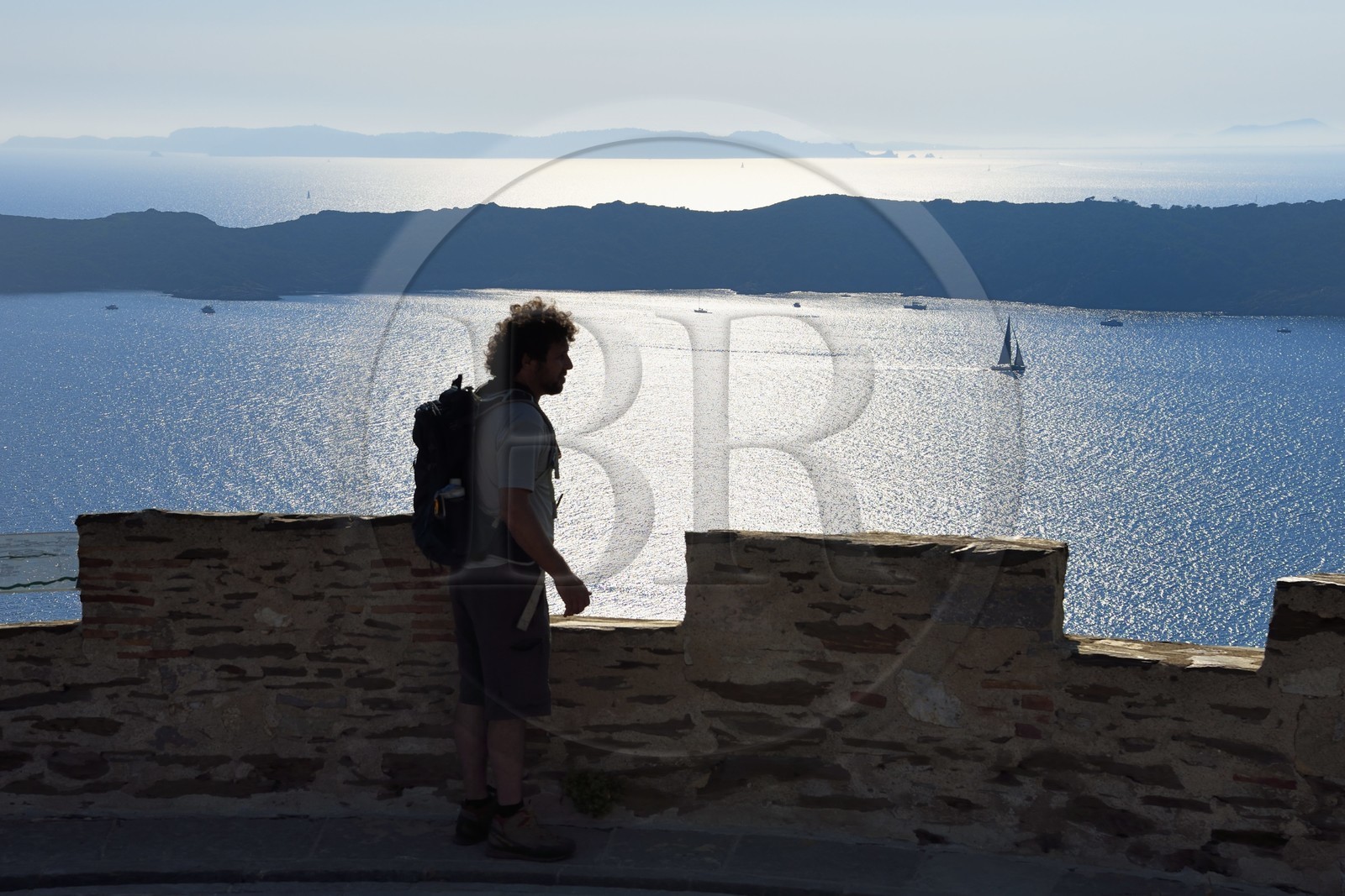 France, Var (83), Iles d'Hyères, parc national de Port Cros, Ile de Port-Cros, le Fort de l'Estissac surplombe la rade de Port Cros et l'Ile de Bagaud qui est une réserve intégrale en arrière plan