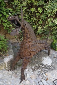 France, Var (83), Seillans, labellisé Les Plus Beaux Villages de France, le Dragon sculpture de Ivan Ivanoff