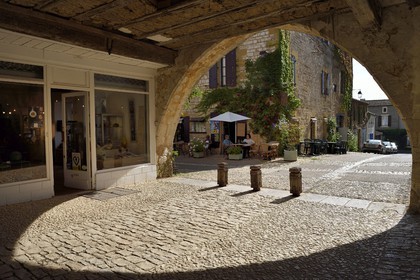France, Dordogne (24), Périgord Pourpre, Monpazier, labellisé Les Plus Beaux Villages de France, sous les arcades de la place des Cornières au coeur du village