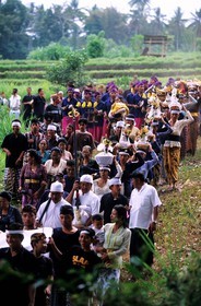Indonésie, île de Bali, procession de funérailles aux alentours de Tirtagangga