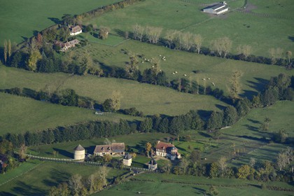 France, Calvados (14), ferme vers Tortisambert (vue aérienne)