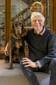 France, Paris (75), le dessinateur et auteur de bande-dessinée François Schuiten dans son atelier parisien, avec son chien Ulysse